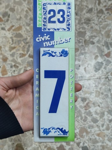 Numero civico sette - -, ceramica